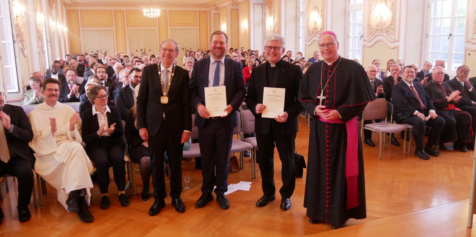 Prof. Dr. Walter Andreas Euler mit den beiden Honorarprofessoren PD Dr. Jeho- shua Ahrens und Prof. Dr. Dr. Jean Ehret sowie Bischof Dr. Stephan Ackermann (von links).