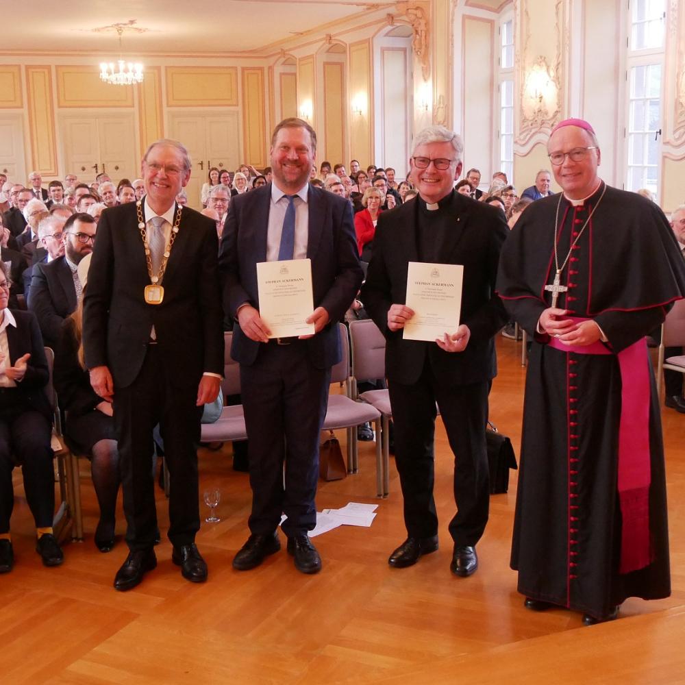 Prof. Dr. Walter Andreas Euler mit den beiden Honorarprofessoren PD Dr. Jeho- shua Ahrens und Prof. Dr. Dr. Jean Ehret sowie Bischof Dr. Stephan Ackermann (von links).