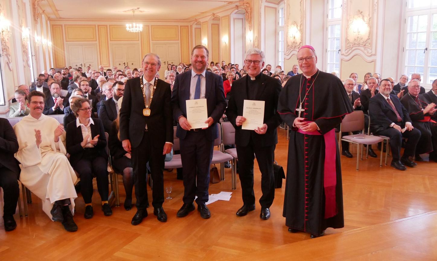 Prof. Dr. Walter Andreas Euler mit den beiden Honorarprofessoren PD Dr. Jeho- shua Ahrens und Prof. Dr. Dr. Jean Ehret sowie Bischof Dr. Stephan Ackermann (von links).