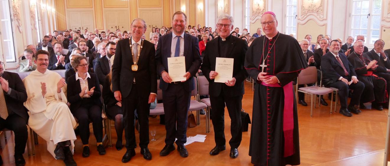 Prof. Dr. Walter Andreas Euler mit den beiden Honorarprofessoren PD Dr. Jeho- shua Ahrens und Prof. Dr. Dr. Jean Ehret sowie Bischof Dr. Stephan Ackermann (von links).