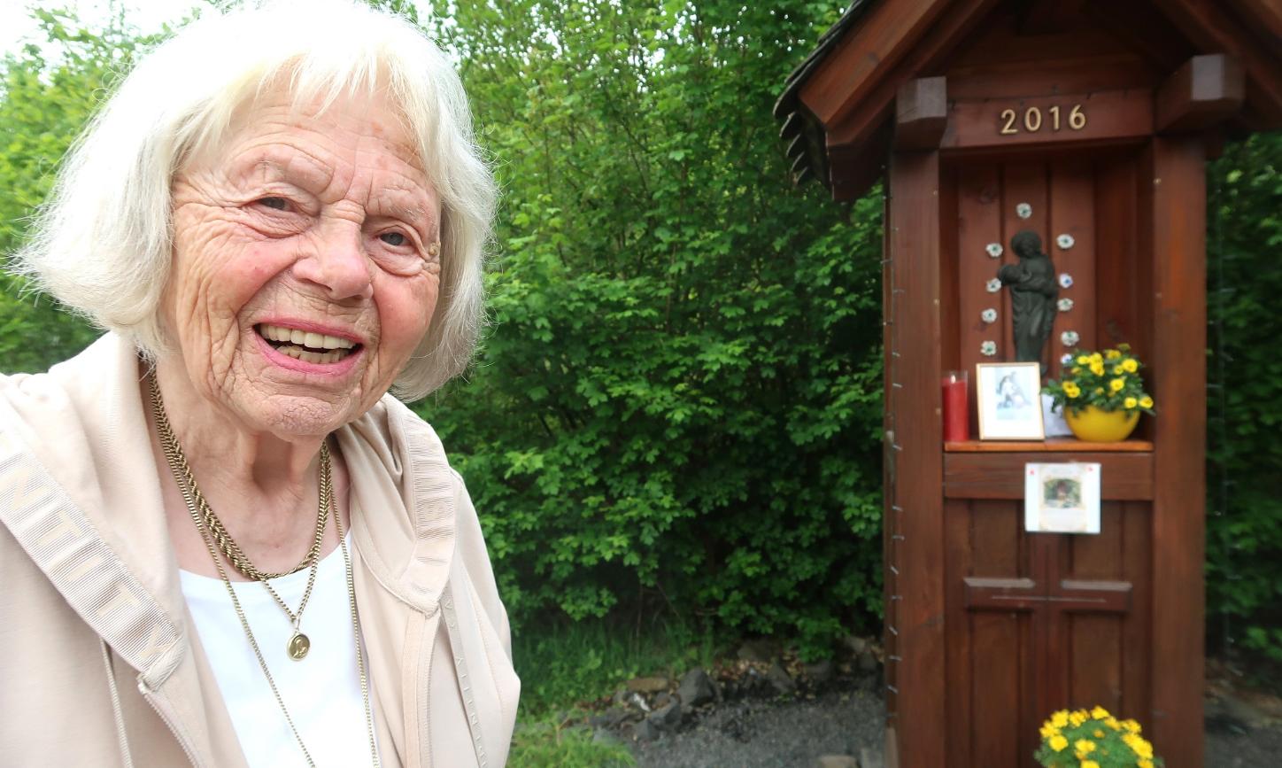 Hedi Skreczek vor „ihrem“ Marienaltar im Wald, der dieses Jahr sein zehnjähriges Bestehen gefeiert hat.