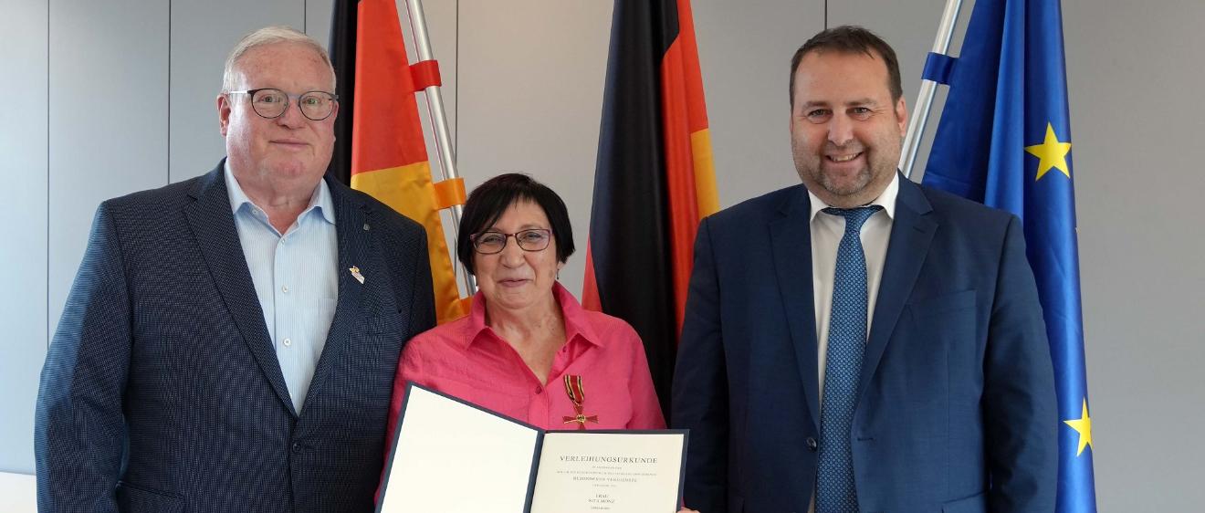 Rita Monz mit dem saarländischen Minister Magnus Jung (rechts) und Stefan Löw, dem Ortsvorsteher von Wiesbach.