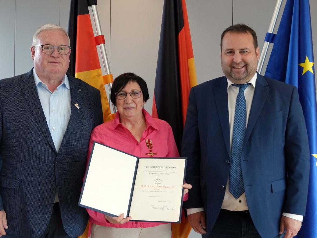 Rita Monz mit dem saarländischen Minister Magnus Jung (rechts) und Stefan Löw, dem Ortsvorsteher von Wiesbach.