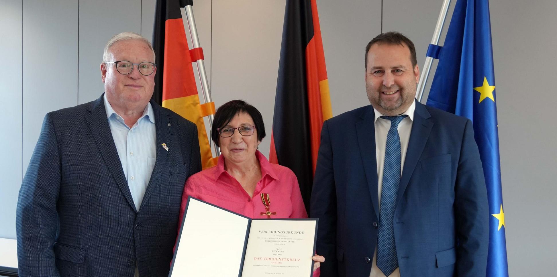 Rita Monz mit dem saarländischen Minister Magnus Jung (rechts) und Stefan Löw, dem Ortsvorsteher von Wiesbach.