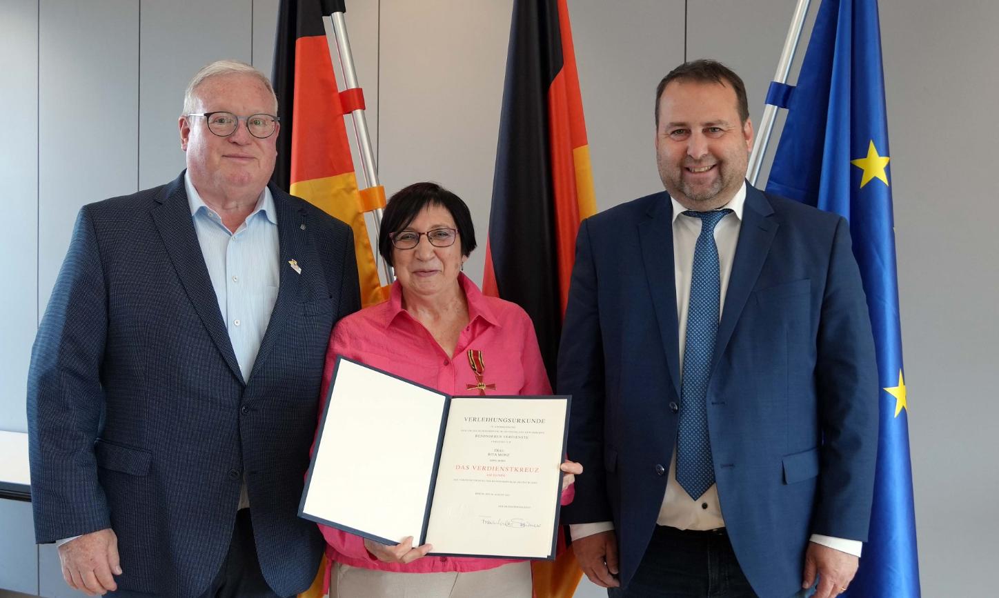 Rita Monz mit dem saarländischen Minister Magnus Jung (rechts) und Stefan Löw, dem Ortsvorsteher von Wiesbach.