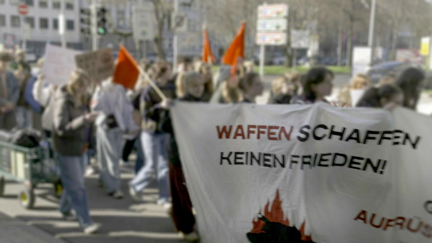 Demonstrationplakat 'Waffen schaffen keinen Frieden!'