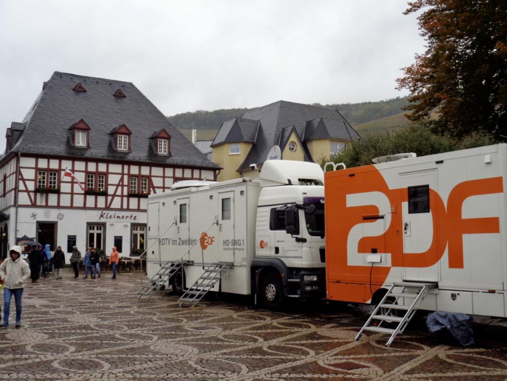 Zwei Übertragungswagen des ZDF stehen in Bad Neuenahr-Ahrweiler.