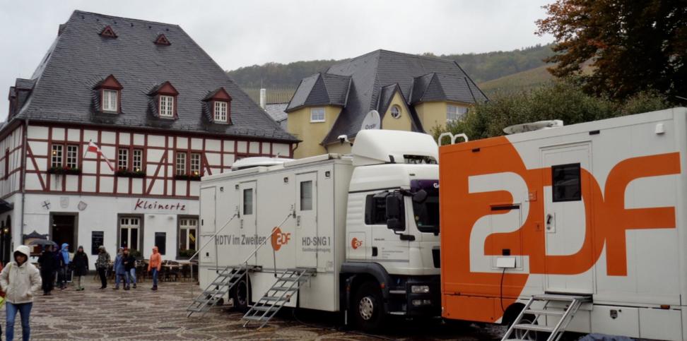 Zwei Übertragungswagen des ZDF stehen in Bad Neuenahr-Ahrweiler.