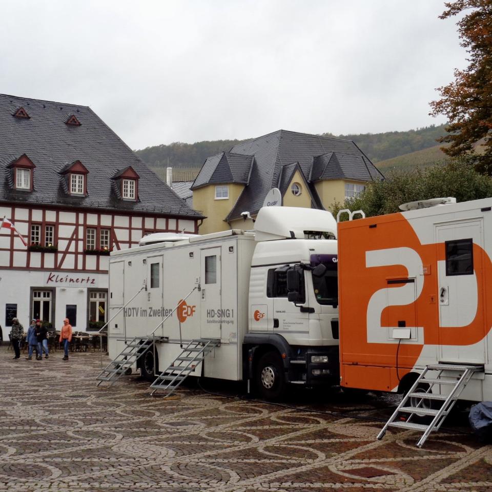 Zwei Übertragungswagen des ZDF stehen in Bad Neuenahr-Ahrweiler.