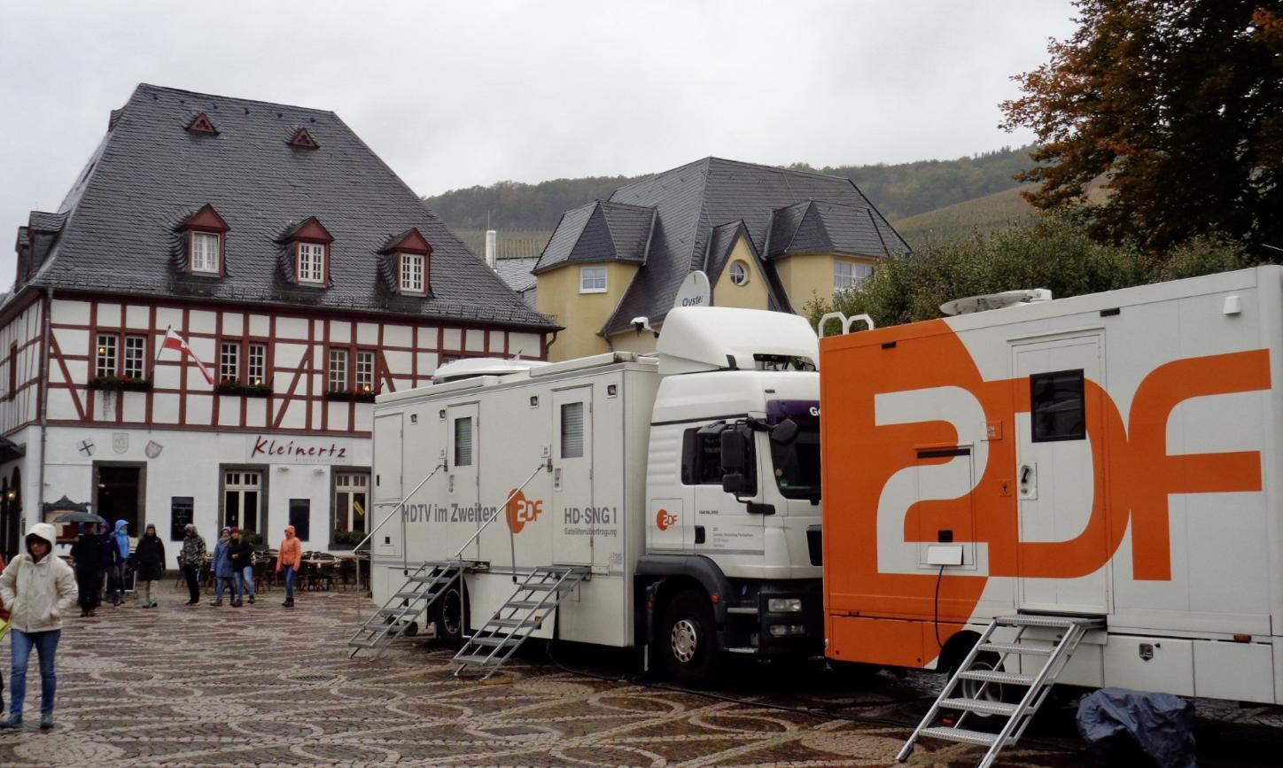 Zwei Übertragungswagen des ZDF stehen in Bad Neuenahr-Ahrweiler.