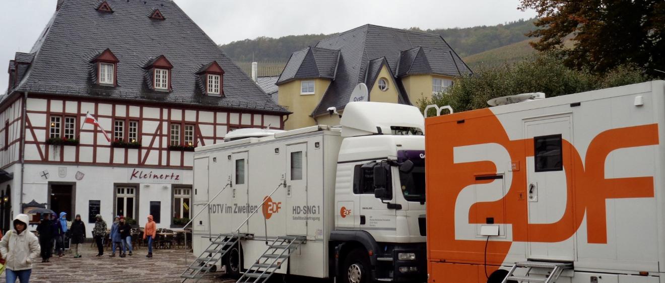 Zwei Übertragungswagen des ZDF stehen in Bad Neuenahr-Ahrweiler.