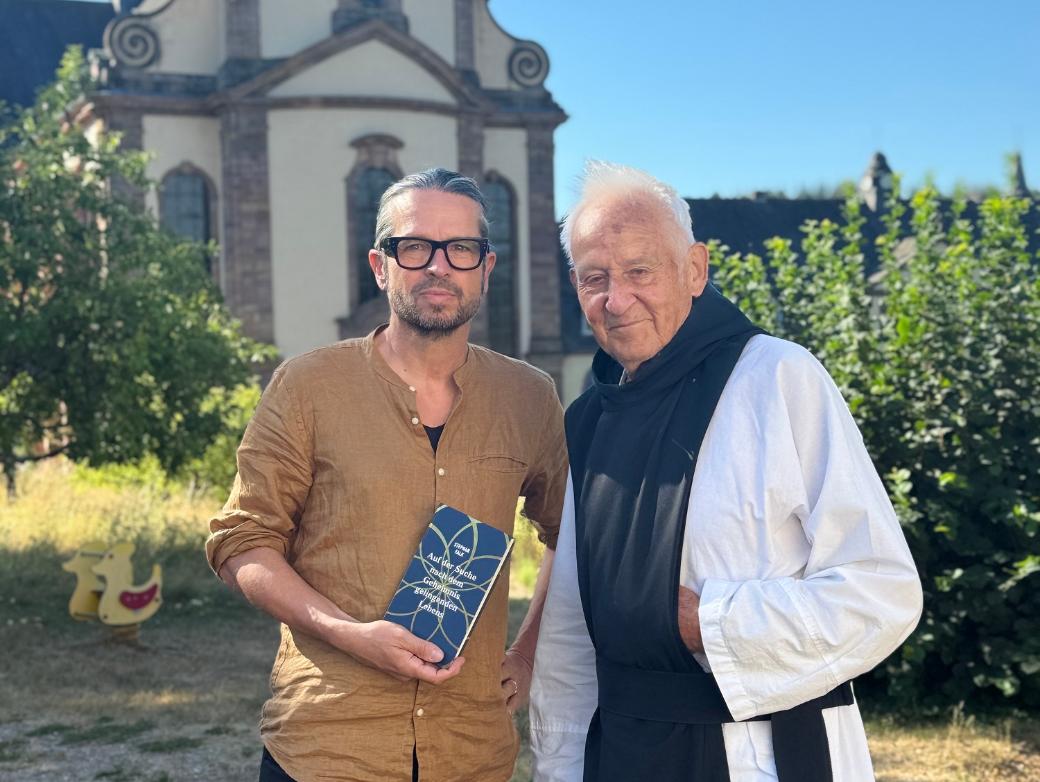 Autor Stephan Falk zusammen mit Stephan Senge, dem letzten verbliebenen Mönch in Himmerod.