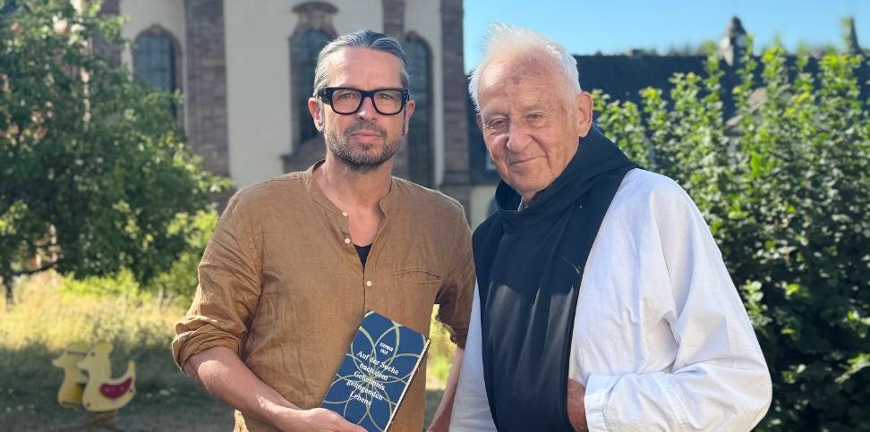Autor Stephan Falk zusammen mit Stephan Senge, dem letzten verbliebenen Mönch in Himmerod.