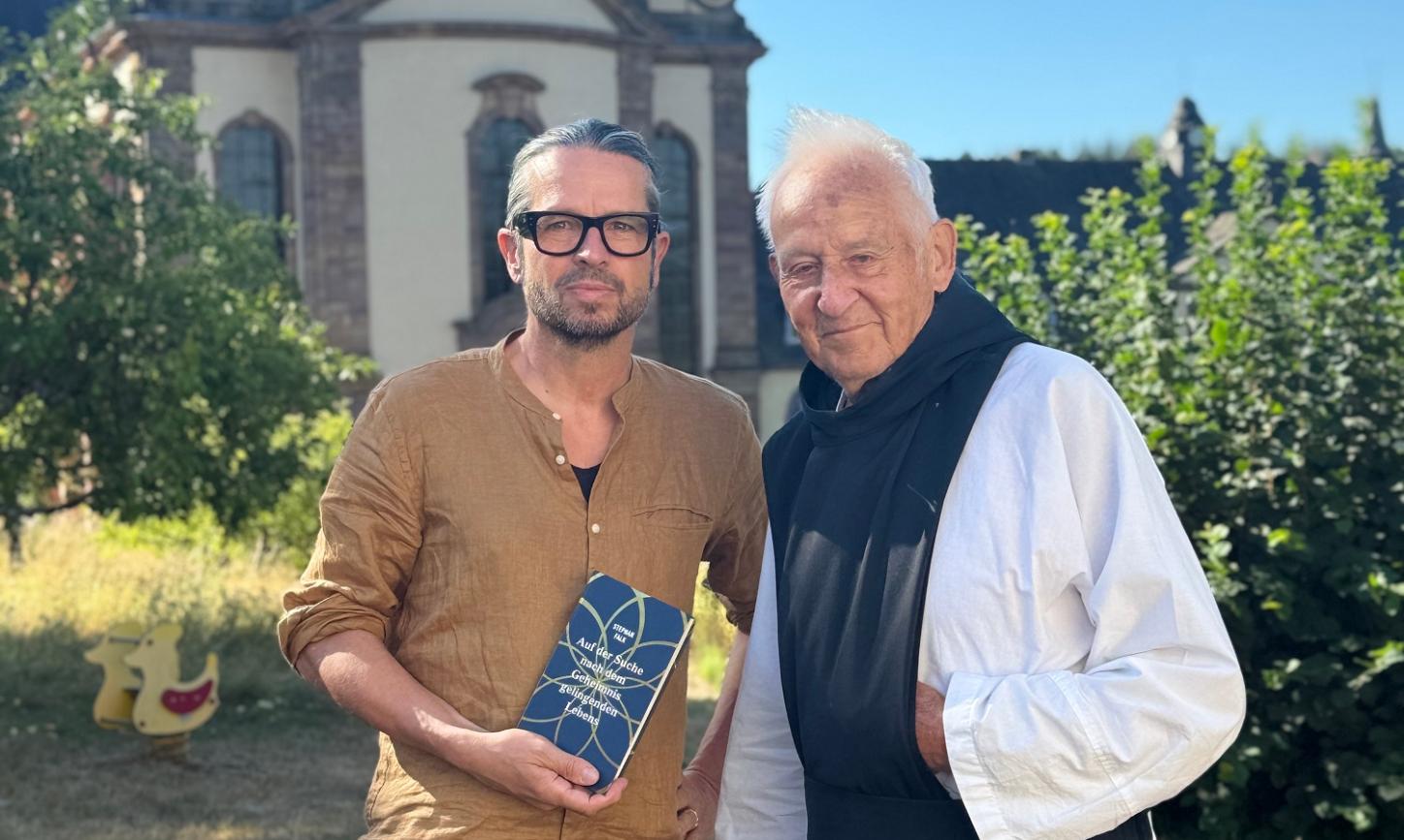 Autor Stephan Falk zusammen mit Stephan Senge, dem letzten verbliebenen Mönch in Himmerod.