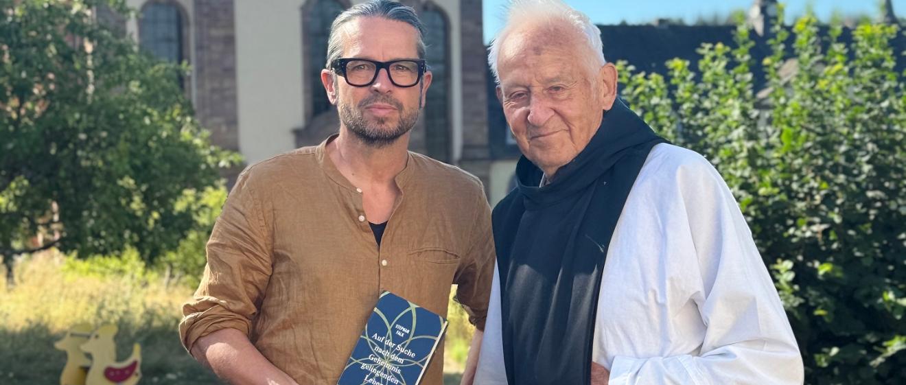 Autor Stephan Falk zusammen mit Stephan Senge, dem letzten verbliebenen Mönch in Himmerod.