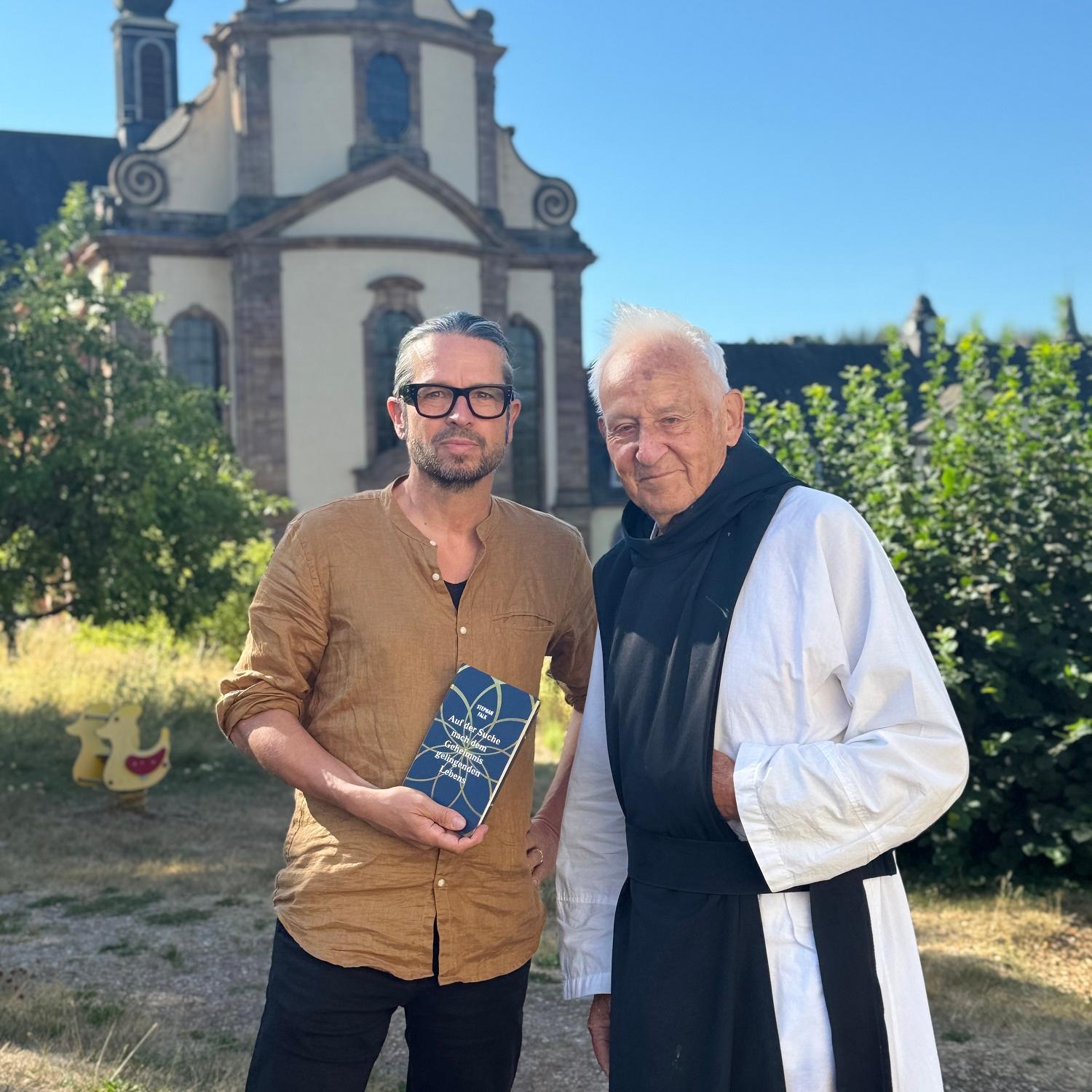 Autor Stephan Falk zusammen mit Stephan Senge, dem letzten verbliebenen Mönch in Himmerod.