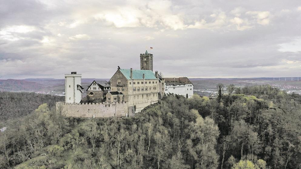 Majestätisch thront die Wartburg über dem Thüringer Wald.