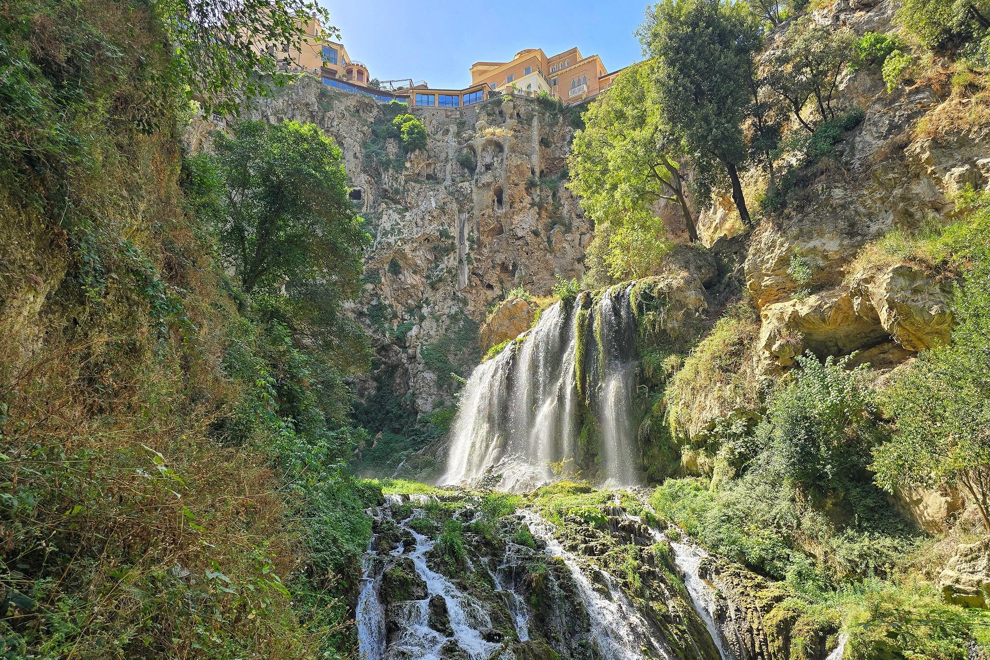 Wasserfälle (Cascatelle), Höhlengänge und Grotten unterhalb der Villa Gregoriana in Tivoli.