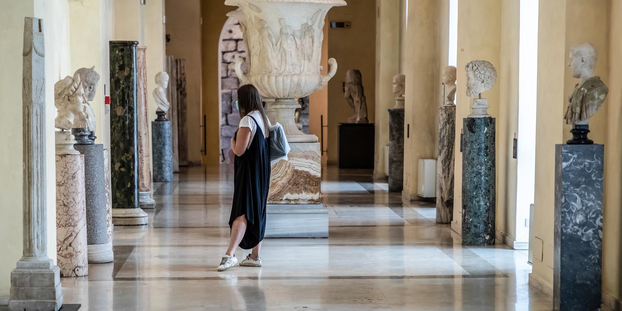 Eine Besucherin der Kapitolinischen Museen betrachtet den  Kopf einer Statue.