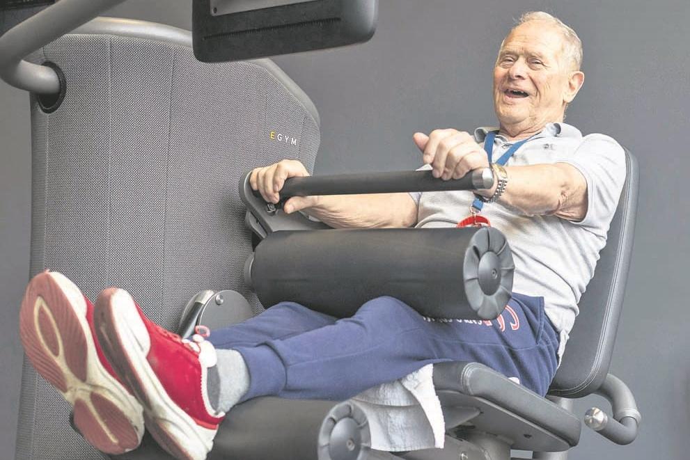 Ein älterer Mann beim Krafttraining.