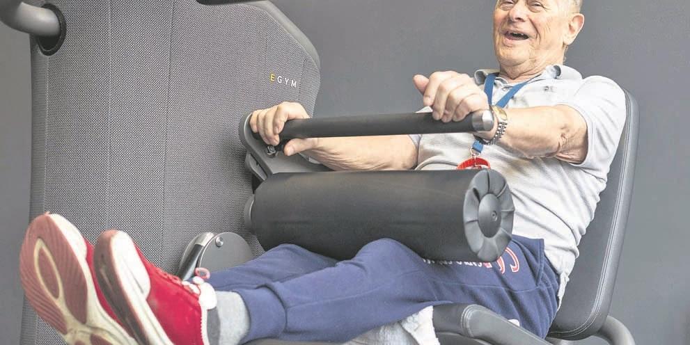 Ein älterer Mann beim Krafttraining. (c) imago images Ein älterer Mann beim Krafttraining.