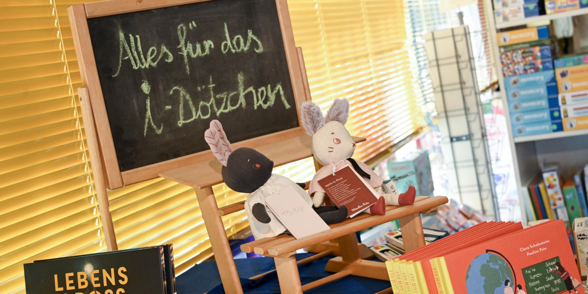 Es ist ein fröhliches Bild, mit dem aktuell Buchhandlungen und Schreibwarenhandlungen um die Gunst der Schulanfänger werben. (c) Harald Oppitz/KNA Es ist ein fröhliches Bild, mit dem aktuell Buchhandlungen und Schreibwarenhandlungen um die Gunst der Schulanfänger werben.