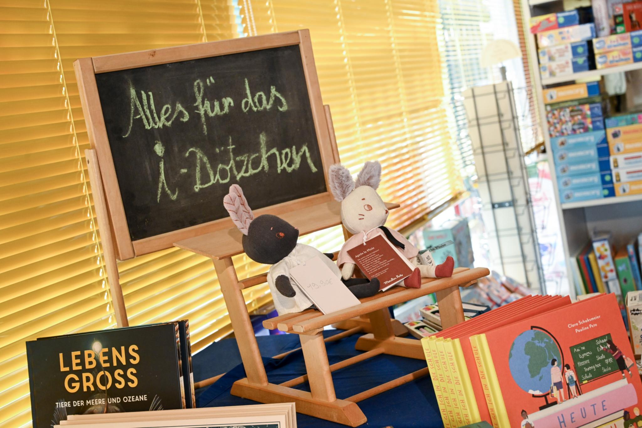 Es ist ein fröhliches Bild, mit dem aktuell Buchhandlungen und Schreibwarenhandlungen um die Gunst der Schulanfänger werben.