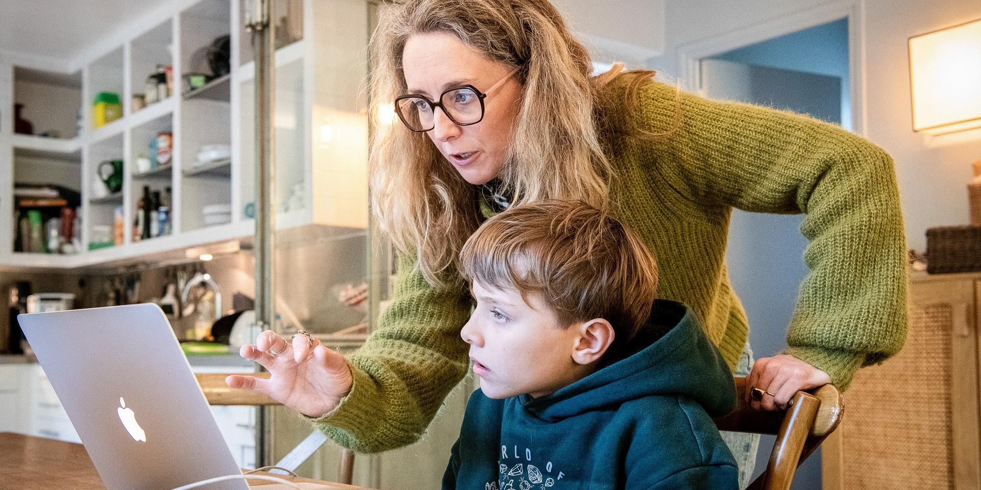 Eine Mutter weißt Ihr Kind am PC auf Gefahren aus dem Internet hin. (c) Corinne Simon/KNA Eine Mutter weißt Ihr Kind am PC auf Gefahren aus dem Internet hin.