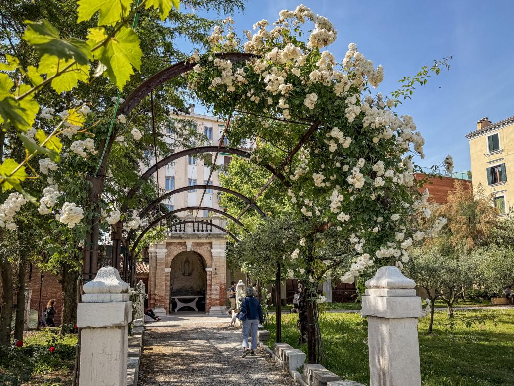 Eine Besucherin schlendert auf eine Kapelle zu im Mystischen Garten, einem Teil des Vatikan-Pavillons bei der Biennale in Venedig.