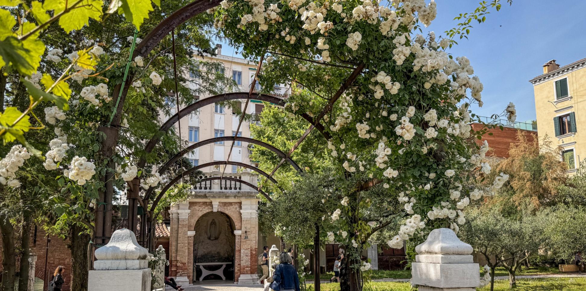 Eine Besucherin schlendert auf eine Kapelle zu im Mystischen Garten, einem Teil des Vatikan-Pavillons bei der Biennale in Venedig.