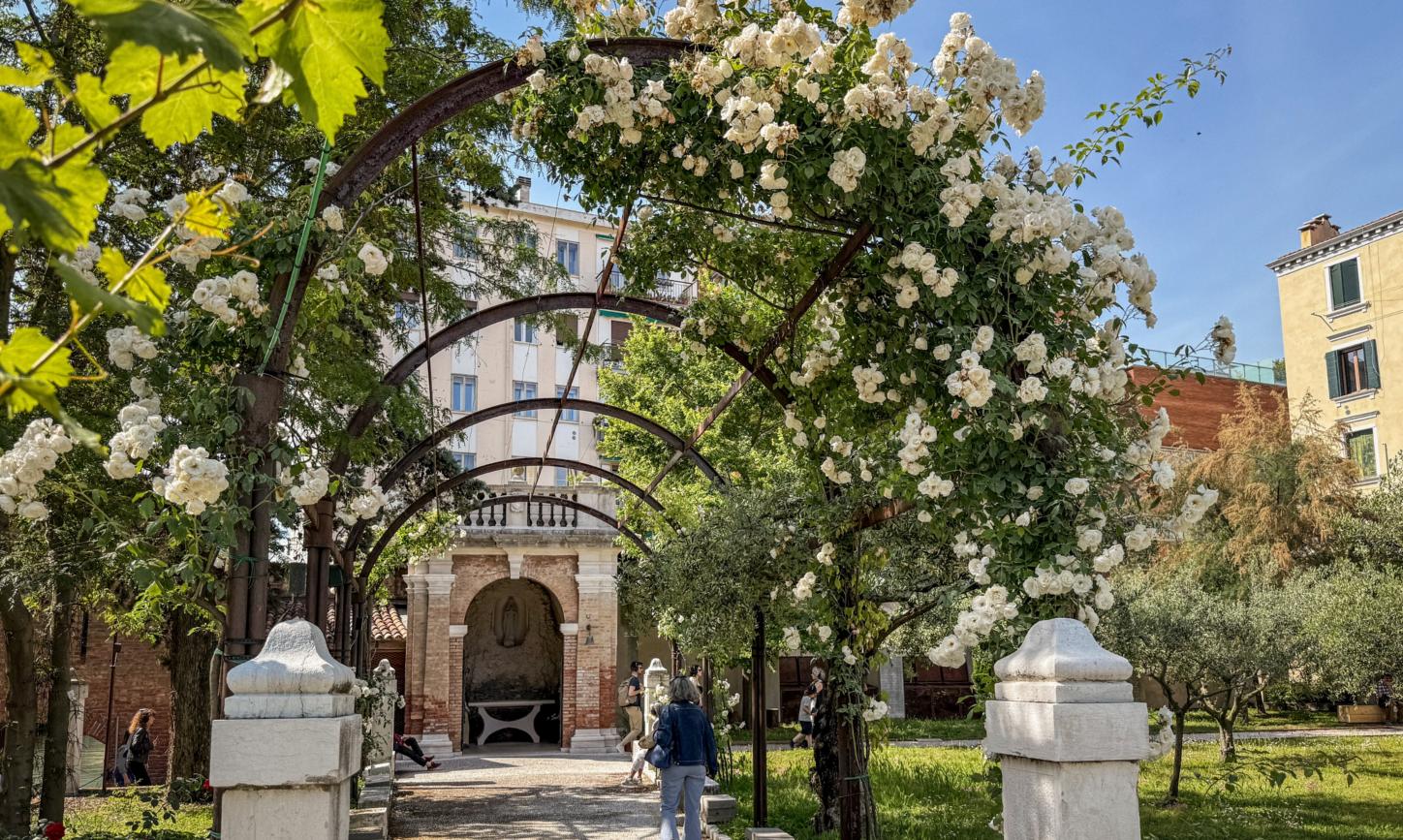 Eine Besucherin schlendert auf eine Kapelle zu im Mystischen Garten, einem Teil des Vatikan-Pavillons bei der Biennale in Venedig.