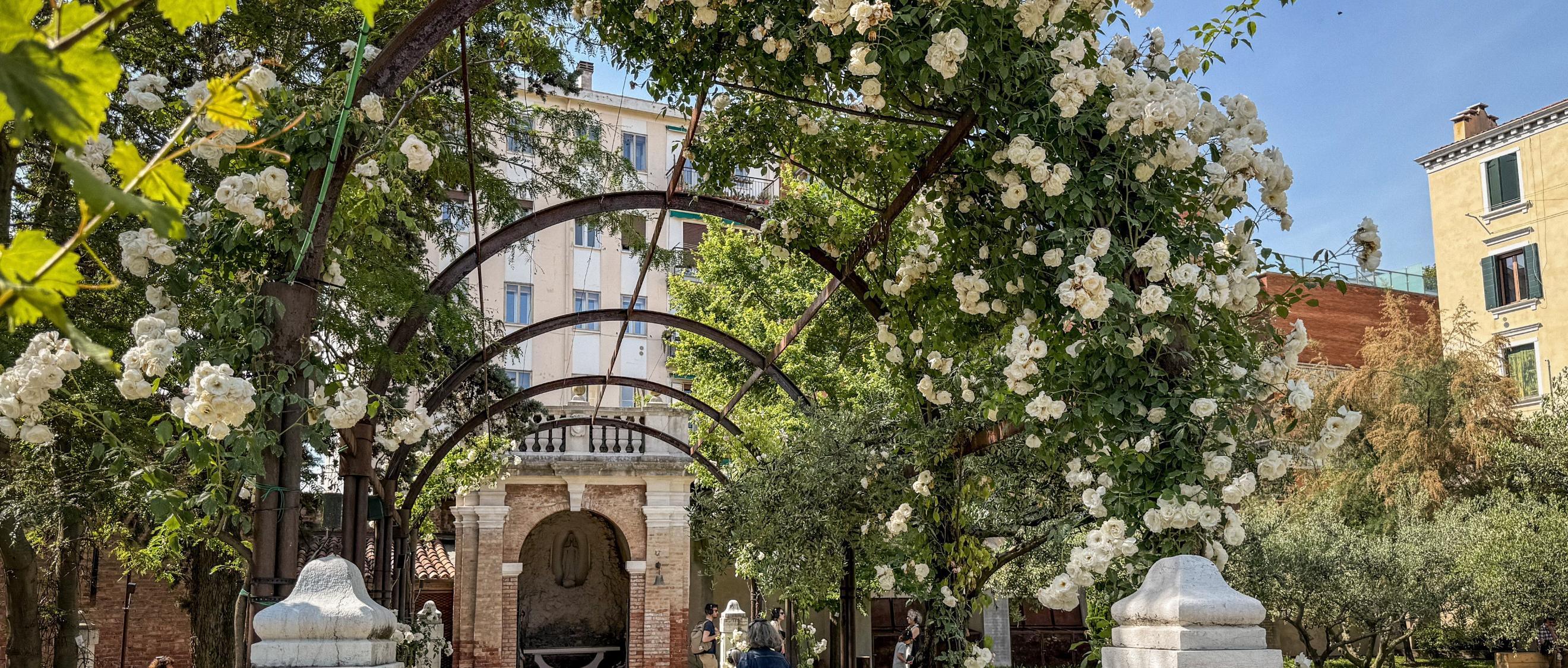 Eine Besucherin schlendert auf eine Kapelle zu im Mystischen Garten, einem Teil des Vatikan-Pavillons bei der Biennale in Venedig.