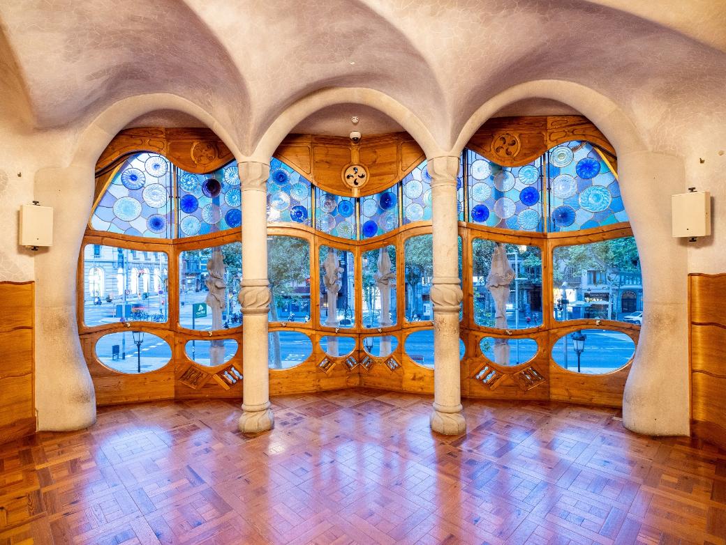 Im Inneren der Casa Batlló zeigt sich Gaudís Fähigkeit, Funktion und organische Ästhetik zu verbinden.