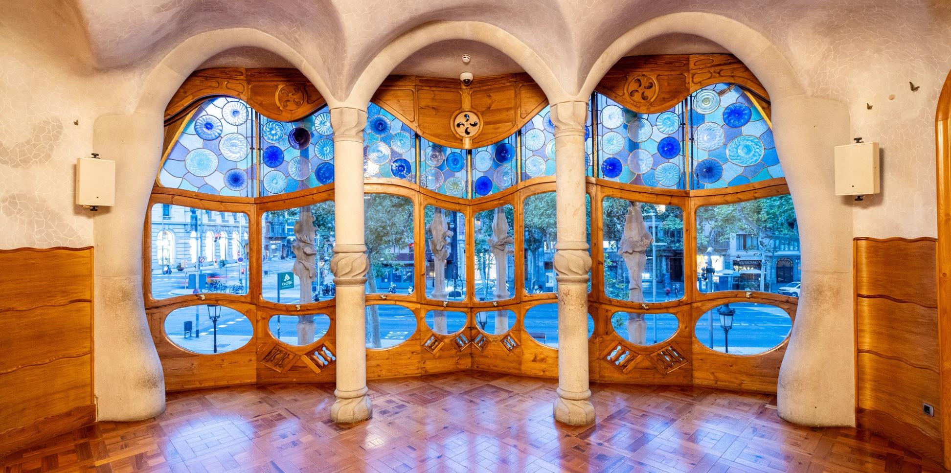 Im Inneren der Casa Batlló zeigt sich Gaudís Fähigkeit, Funktion und organische Ästhetik zu verbinden.