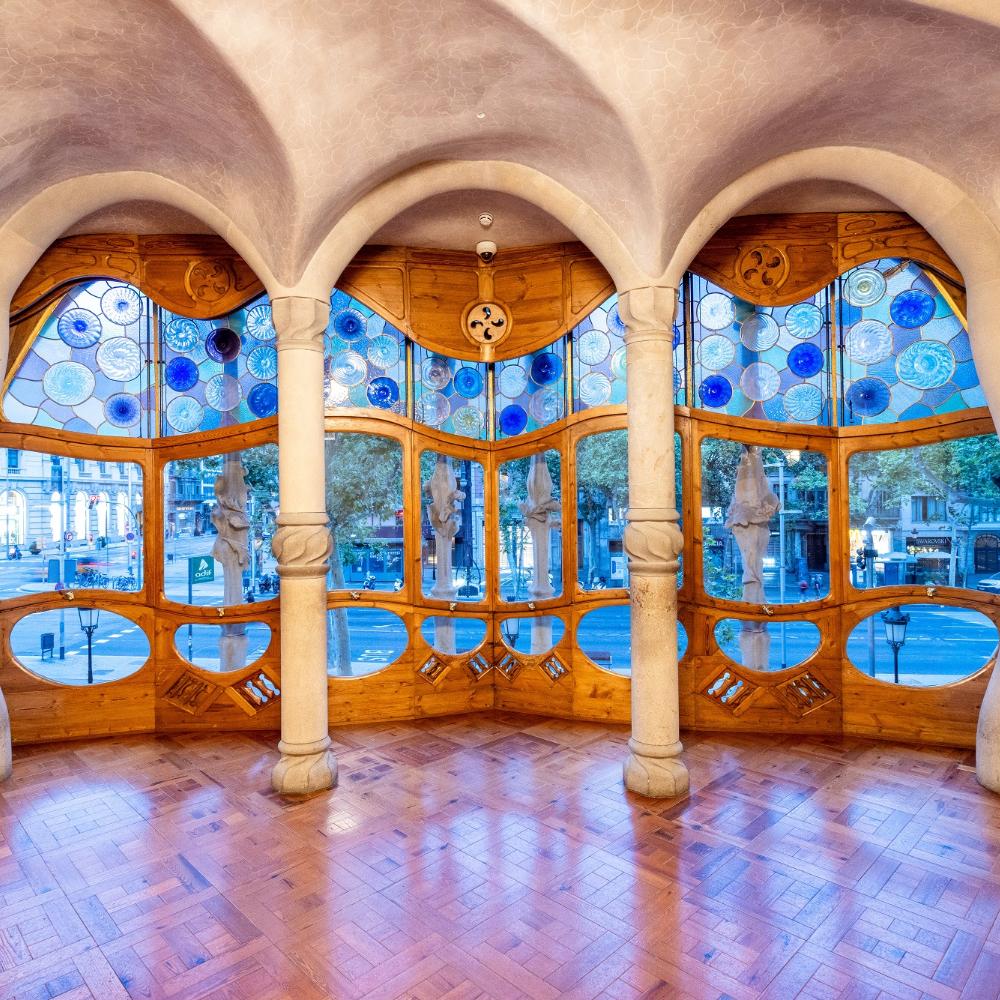 Im Inneren der Casa Batlló zeigt sich Gaudís Fähigkeit, Funktion und organische Ästhetik zu verbinden.