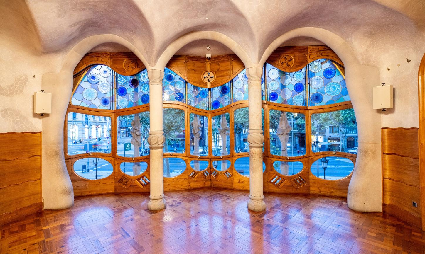 Im Inneren der Casa Batlló zeigt sich Gaudís Fähigkeit, Funktion und organische Ästhetik zu verbinden.