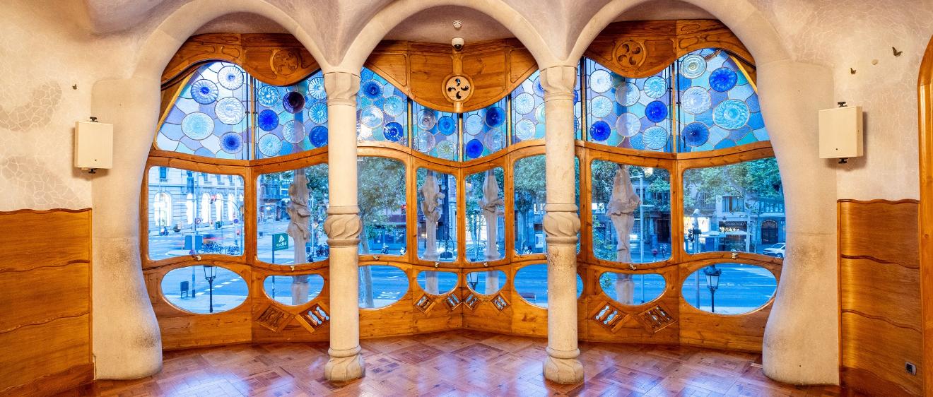 Im Inneren der Casa Batlló zeigt sich Gaudís Fähigkeit, Funktion und organische Ästhetik zu verbinden.