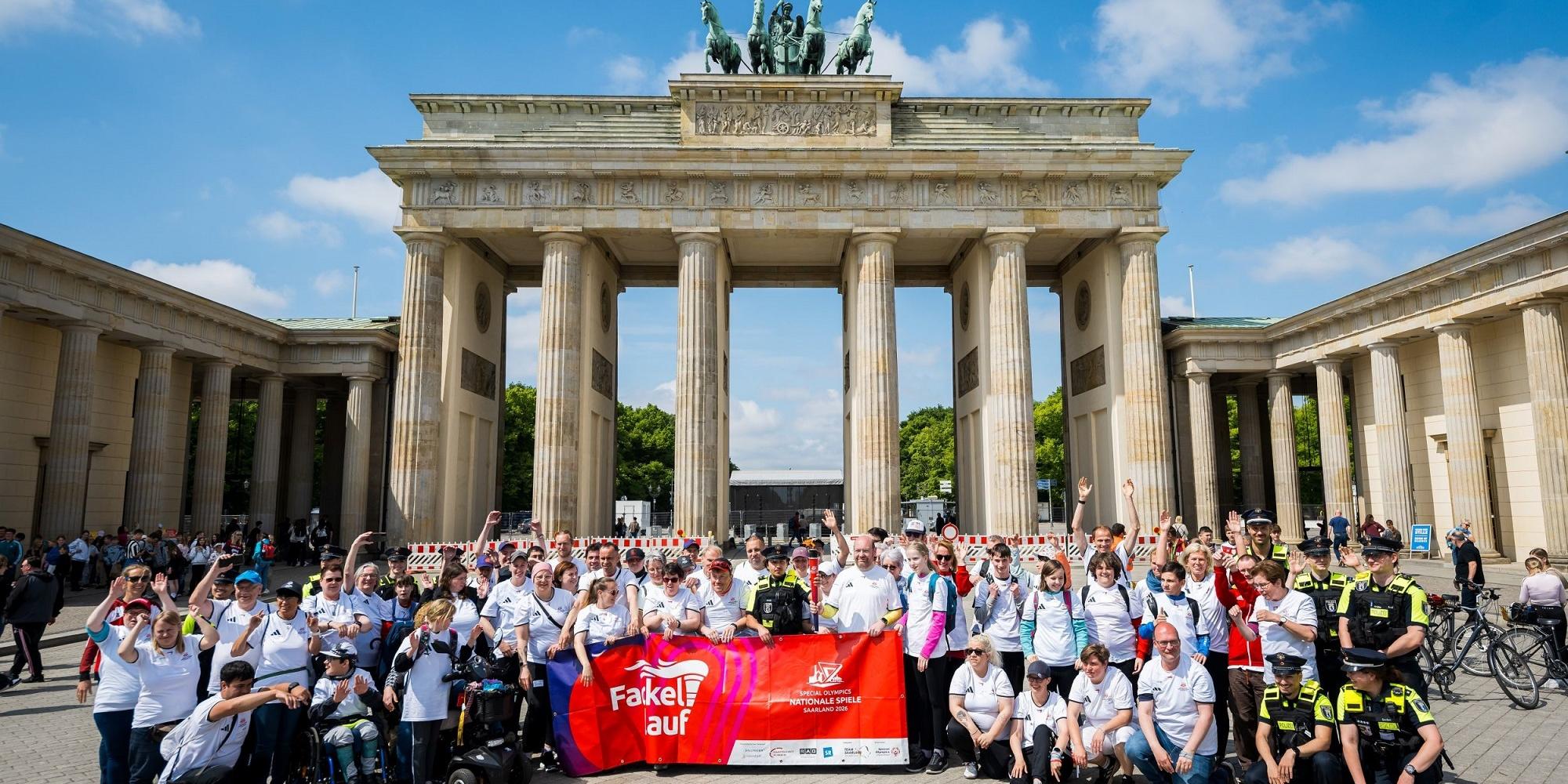 Gruppenbild vor dem Brandenburger Tor (c) SOD/ City-Press Gruppenbild vor dem Brandenburger Tor