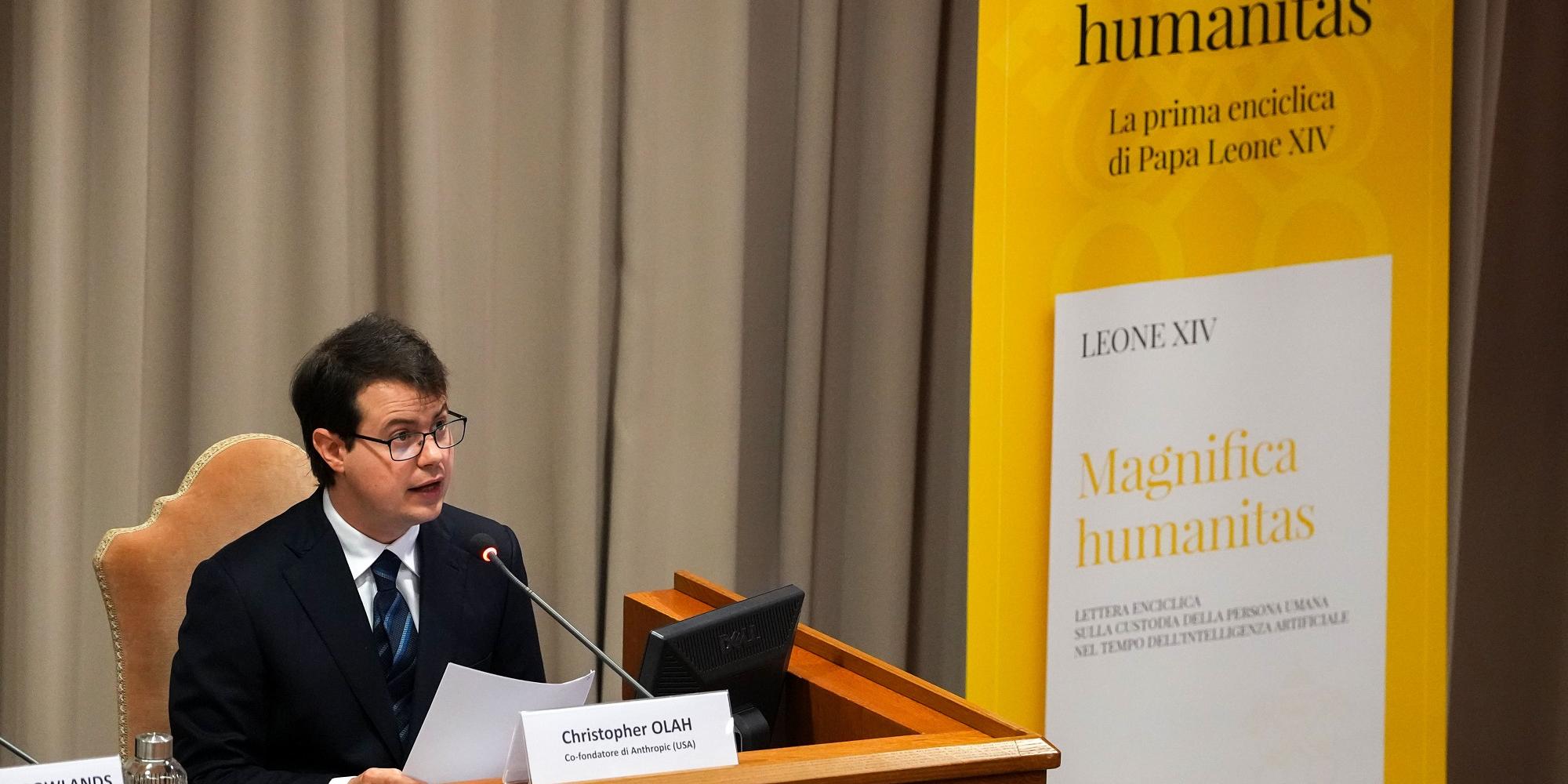 Christopher Olah, Mitgründer der KI-Firma Anthropic, bei der Präsentation der Enzyklika von Papst Leo XIV. (c) Lola Gomez/Vatican Pool/KNA Christopher Olah, Mitgründer der KI-Firma Anthropic, bei der Präsentation der Enzyklika von Papst Leo XIV.