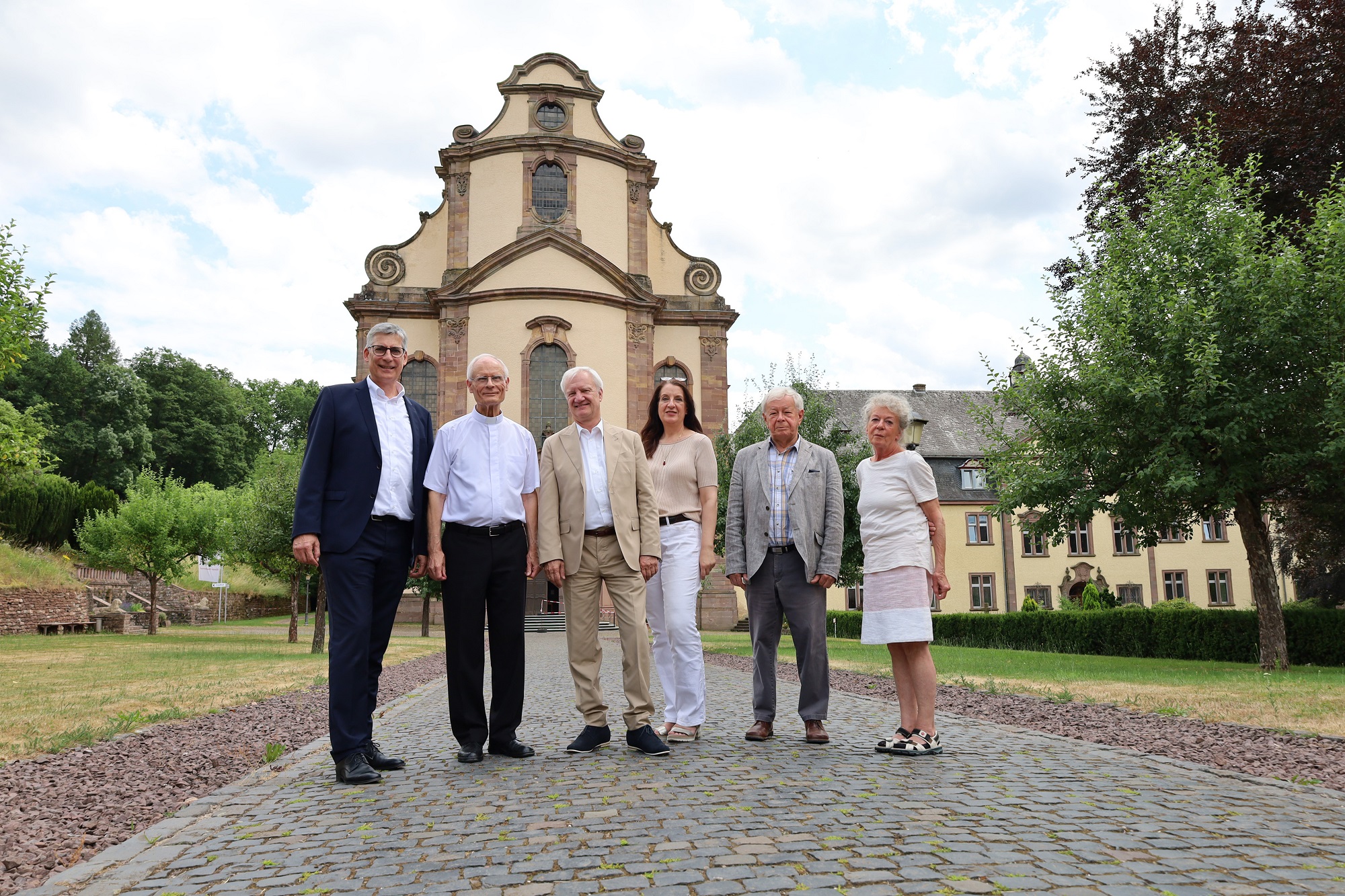 Manfred Wagner, Reinhold Bohlen, Andreas Trogsch, Brigitte Lasota, Josef Hennebrüder und Marisa Garcia Floriano (von links), Gründungsmitglieder der Genossenschaft vor der Abteikirche.