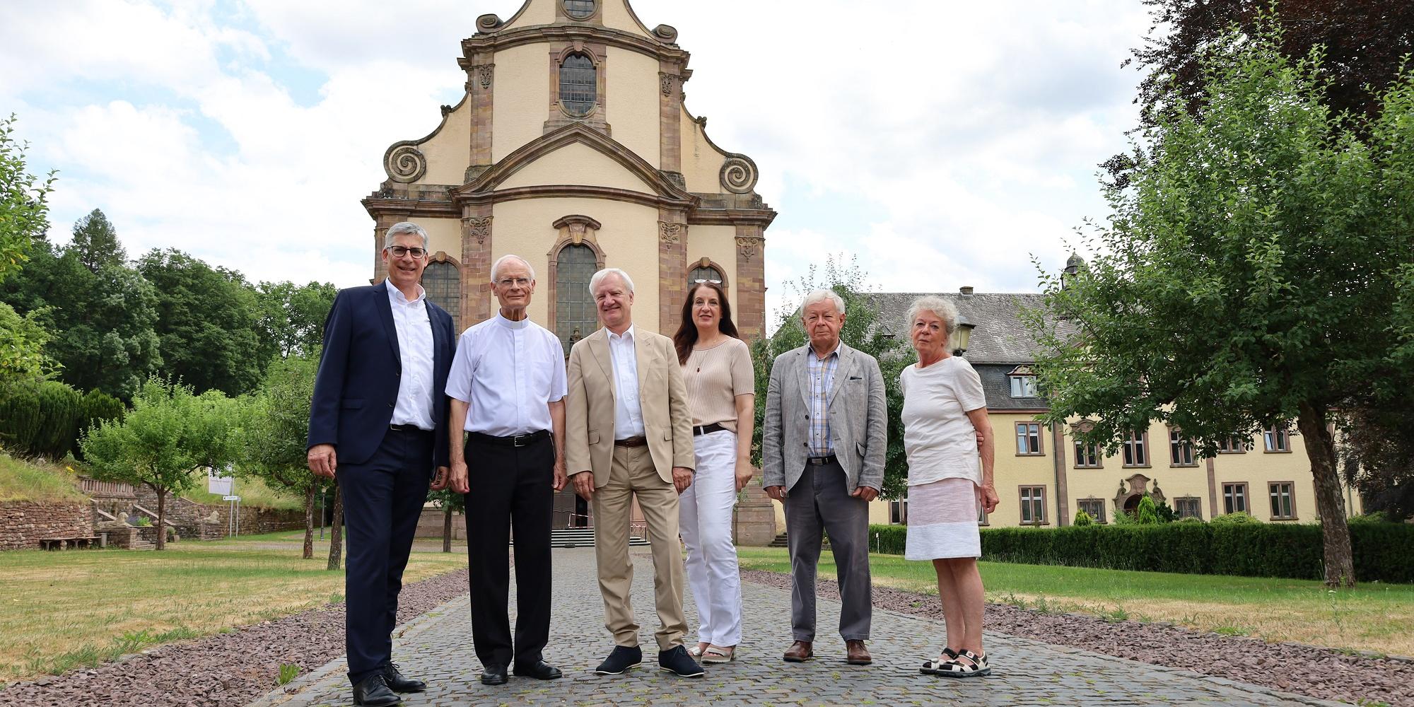 Manfred Wagner, Reinhold Bohlen, Andreas Trogsch, Brigitte Lasota, Josef Hennebrüder und Marisa Garcia Floriano (von links), Gründungsmitglieder der Genossenschaft vor der Abteikirche. (c) bip Manfred Wagner, Reinhold Bohlen, Andreas Trogsch, Brigitte Lasota, Josef Hennebrüder und Marisa Garcia Floriano (von links), Gründungsmitglieder der Genossenschaft vor der Abteikirche.