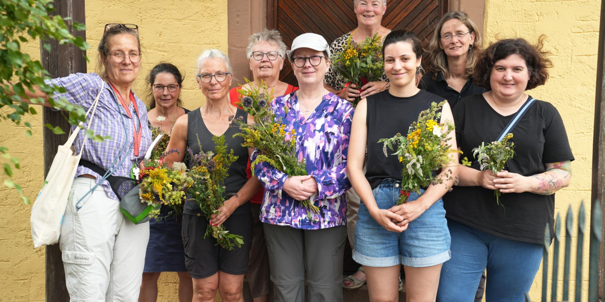 Gruppenbild mit Kräutersträußen (c) Stefan Endres Gruppenbild mit Kräutersträußen
