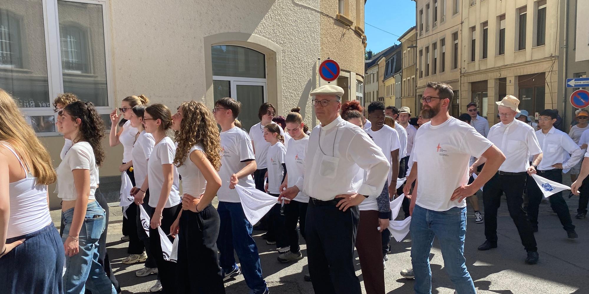 Auch Bischof Stephan Ackermann hat sich unter die Pilger gemischt, um springend durch die Straßen von Echternach zu ziehen.