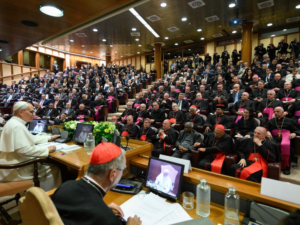 Der Papst präsentiert in der Synodenaula seine erste Enzyklika.
