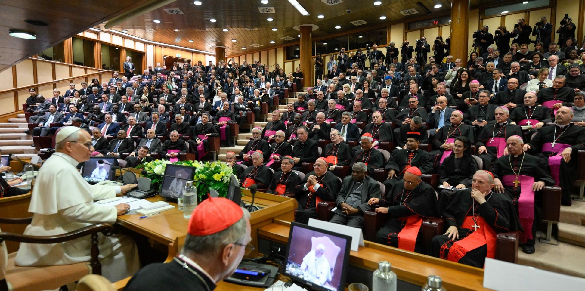 Der Papst präsentiert in der Synodenaula seine erste Enzyklika.