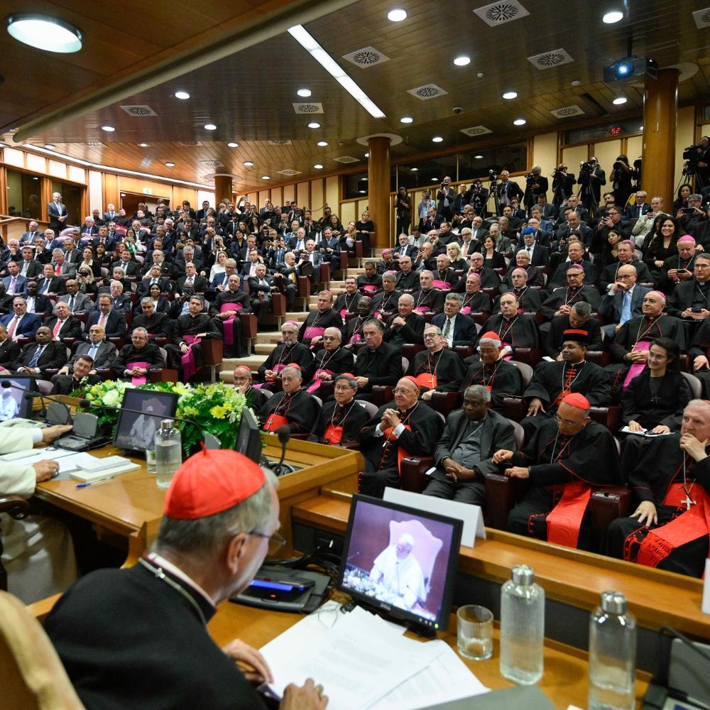 Der Papst präsentiert in der Synodenaula seine erste Enzyklika.