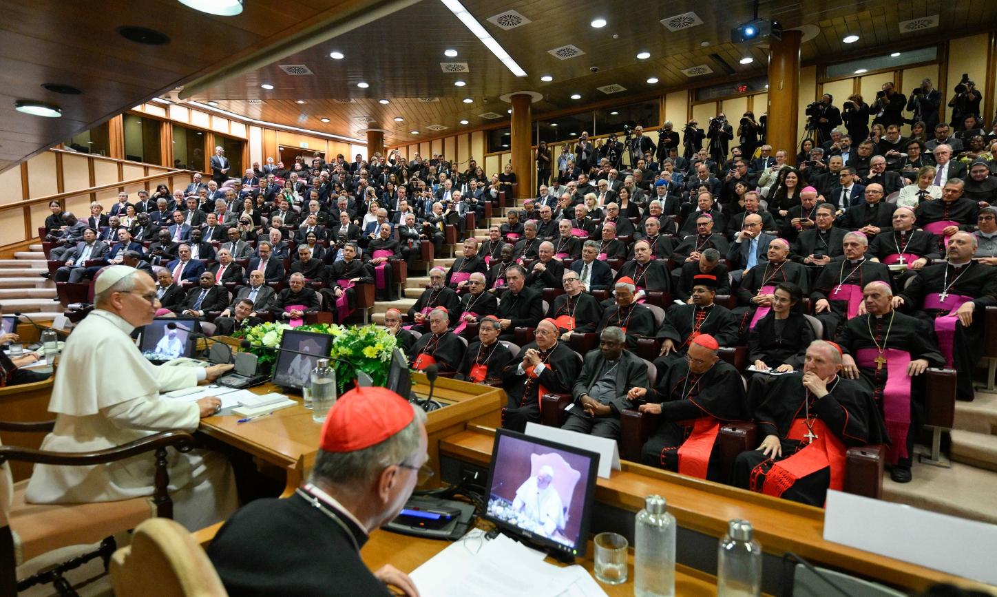 Der Papst präsentiert in der Synodenaula seine erste Enzyklika.
