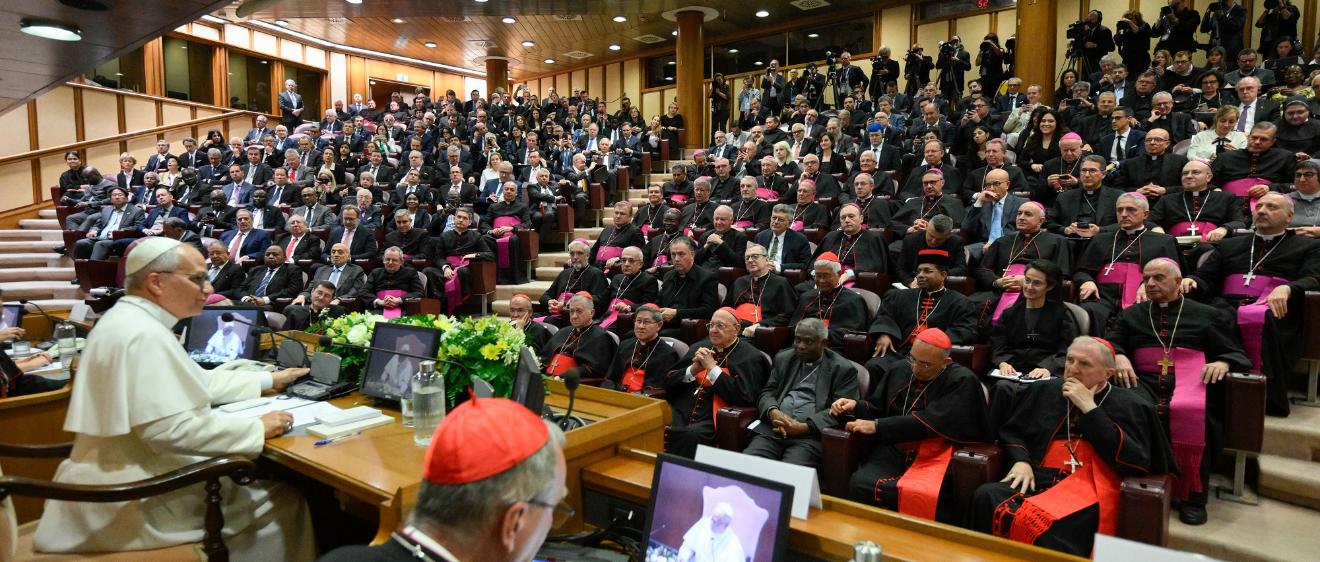 Der Papst präsentiert in der Synodenaula seine erste Enzyklika.