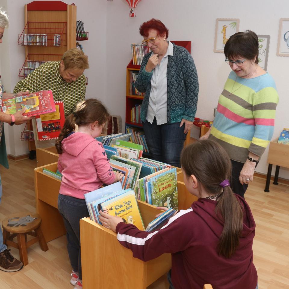 Gaby Breitbach, Jutta Peiker, Karin Barth und Heike Rieser (von rechts) haben in der KÖB zwei junge Leseratten zu Gast. Zum Team gehören noch Irem Budak (vgl. Artikel unten) sowie Hiltrud Henrich (nicht auf dem Bild).