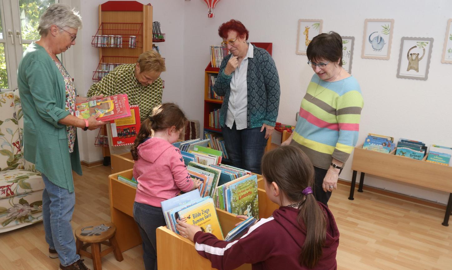 Gaby Breitbach, Jutta Peiker, Karin Barth und Heike Rieser (von rechts) haben in der KÖB zwei junge Leseratten zu Gast. Zum Team gehören noch Irem Budak (vgl. Artikel unten) sowie Hiltrud Henrich (nicht auf dem Bild).